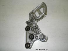 Правый водительский кронштейн на Suzuki GSX1300 Hayabusa GSXR1300 Хаябуса GSX-R 1999-2007 г.в. Part# 43510-24F00-000