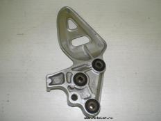 Левый водительский кронштейн на Suzuki GSX1300 Hayabusa GSXR1300 Хаябуса 1999-2007 г.в. Part# 43521-24F00-000
