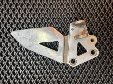 Кронштейн подножки левый водительский Kawasaki ZZR400-2